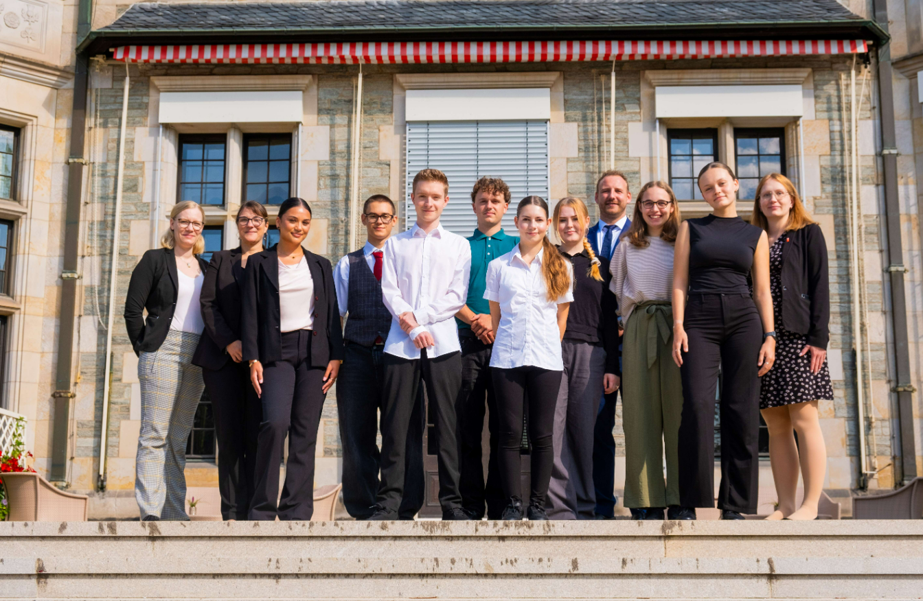 Das Team vom Schlosshotel Kronberg heißt acht neue Auszubildende willkommen © Hessische Hausstiftung