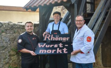 Bestens gerüstet für den 12. Rhöner Wurstmarkt am 12./13. Oktober 2024 sind die örtlichen Genusshandwerker. Auf dem Bild von links: Johannes Dietz, Johannes Der METzger, Metzgerei & Par-tyservice, Mellrichstadt, Andreas Ortlepp, Metzgerei Ortlepp Ostheim und Anton Koob, Partyservice Metzgerei Bad Neustadt und Metzgerinnung Main-Rhön.
