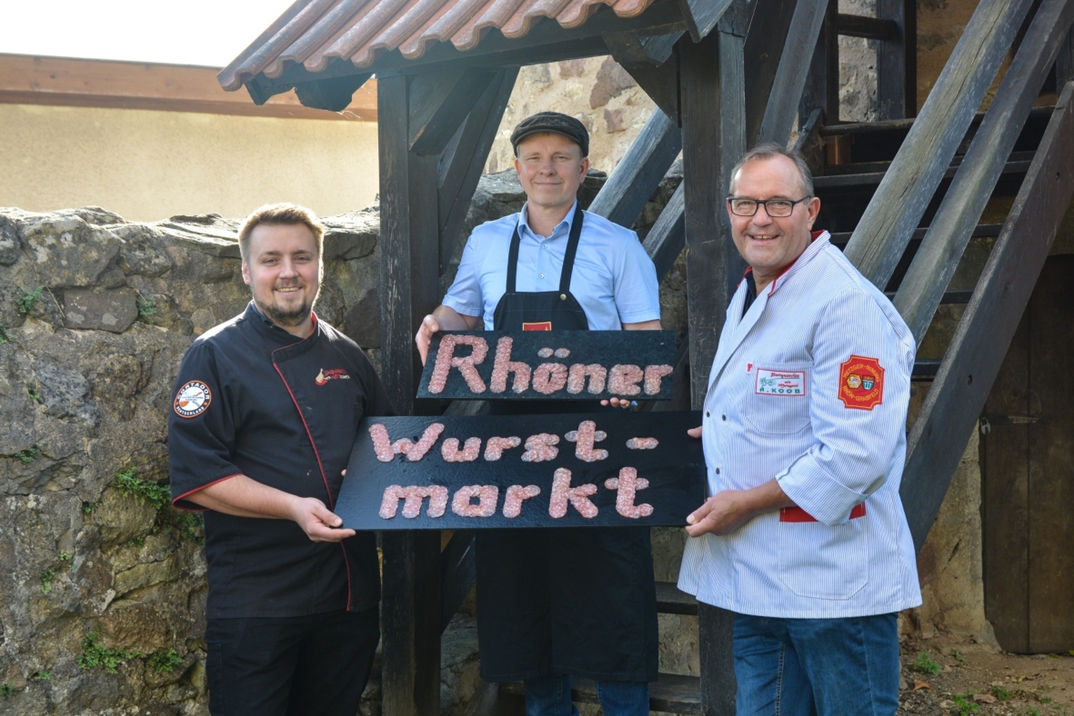 Bestens gerüstet für den 12. Rhöner Wurstmarkt am 12./13. Oktober 2024 sind die örtlichen Genusshandwerker. Auf dem Bild von links: Johannes Dietz, Johannes Der METzger, Metzgerei & Par-tyservice, Mellrichstadt, Andreas Ortlepp, Metzgerei Ortlepp Ostheim und Anton Koob, Partyservice Metzgerei Bad Neustadt und Metzgerinnung Main-Rhön.