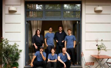Teambild (von links nach rechts, zuerst hintere Reihe): Janine Woltaire, Milan Schock, Michi Stiel, Silvio Pfeufer, Ali Ramadan Bey, Nora Denecke, Aitor Peter Miebach Landa