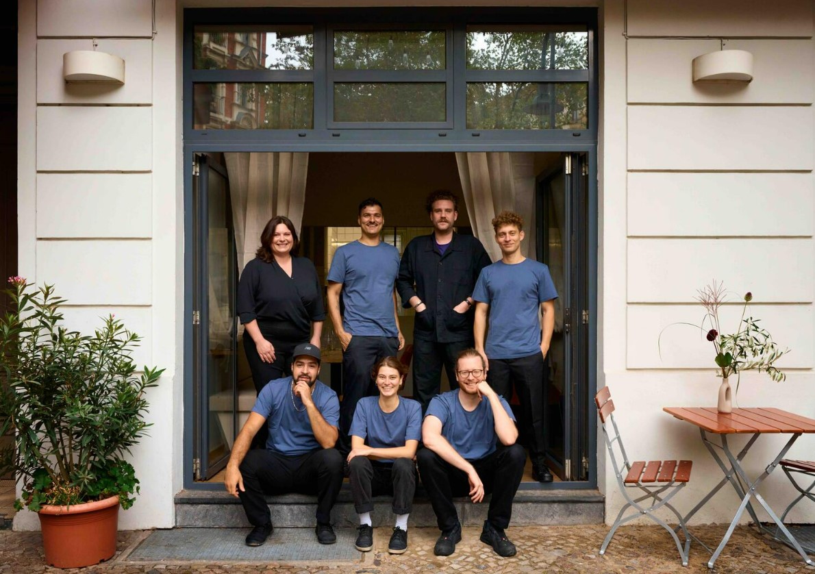Teambild (von links nach rechts, zuerst hintere Reihe): Janine Woltaire, Milan Schock, Michi Stiel, Silvio Pfeufer, Ali Ramadan Bey, Nora Denecke, Aitor Peter Miebach Landa
