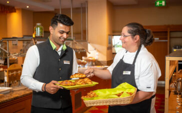 Souschefin Mandy Reinhardt aus dem H+ Hotel & SPA Friedrichroda erklärt Azubi Lakshay Sehrawat, worauf der Fokus bei der Lebensmittelrettung liegt. Die Bilder können Sie kostenfrei veröffentlichen unter Angabe der Quelle H-Hotels GmbH/Yorck Maecke.