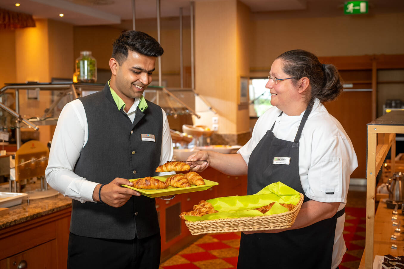Souschefin Mandy Reinhardt aus dem H+ Hotel & SPA Friedrichroda erklärt Azubi Lakshay Sehrawat, worauf der Fokus bei der Lebensmittelrettung liegt. Die Bilder können Sie kostenfrei veröffentlichen unter Angabe der Quelle H-Hotels GmbH/Yorck Maecke.