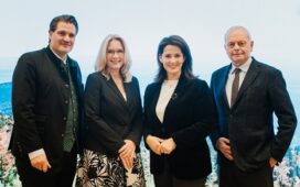 Würdigen das Engagement im Gastgewerbe (v.l.): DEHOGA Bayern-Landesgeschäftsführer Dr. Thomas Geppert, Geschäftsführerin der BayTM Barbara Radomski, Tourismusministerin Michaela Kaniber und ADAC-Tourismuspräsident Karlheinz Jungbeck (Foto: Hendrik Steffens)
