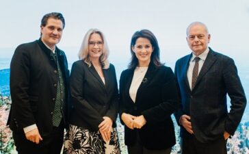Würdigen das Engagement im Gastgewerbe (v.l.): DEHOGA Bayern-Landesgeschäftsführer Dr. Thomas Geppert, Geschäftsführerin der BayTM Barbara Radomski, Tourismusministerin Michaela Kaniber und ADAC-Tourismuspräsident Karlheinz Jungbeck (Foto: Hendrik Steffens)