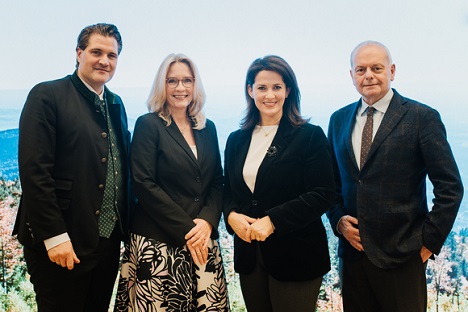 Würdigen das Engagement im Gastgewerbe (v.l.): DEHOGA Bayern-Landesgeschäftsführer Dr. Thomas Geppert, Geschäftsführerin der BayTM Barbara Radomski, Tourismusministerin Michaela Kaniber und ADAC-Tourismuspräsident Karlheinz Jungbeck (Foto: Hendrik Steffens)