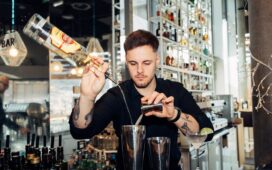 Barchef Yannik Seeber im ADLERS Lifestyle-Hotel Innsbruck