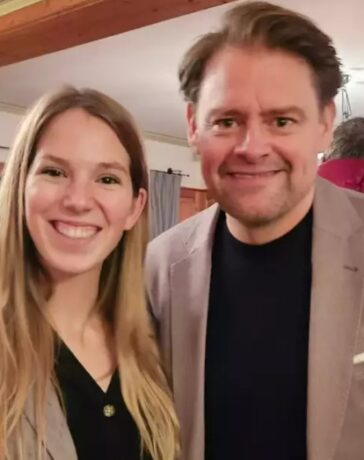 Deutsche Weinprinzessin Julia Lambrich beim Burda-Weintest mit Comedian Max Giermann.