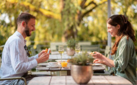 Fruehstueck im Garten des hachhaltigen Hotels Sturm. Copyright: Green Pearls® GmbH Unique Places