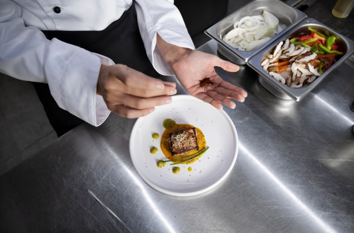 Kochen mit Hygienestandards - an die Rückstellpobe denken