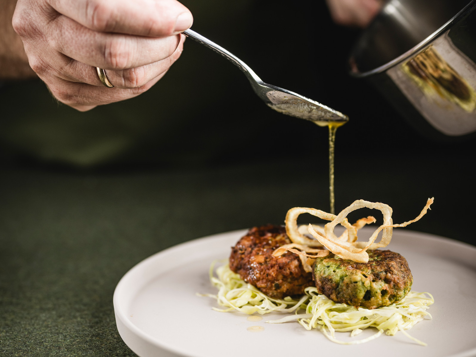Nachhaltigkeit und Sterneküche – Widerspruch oder Chance? Pressknödel-Graukase-Krautsalat, © - Green Pearls