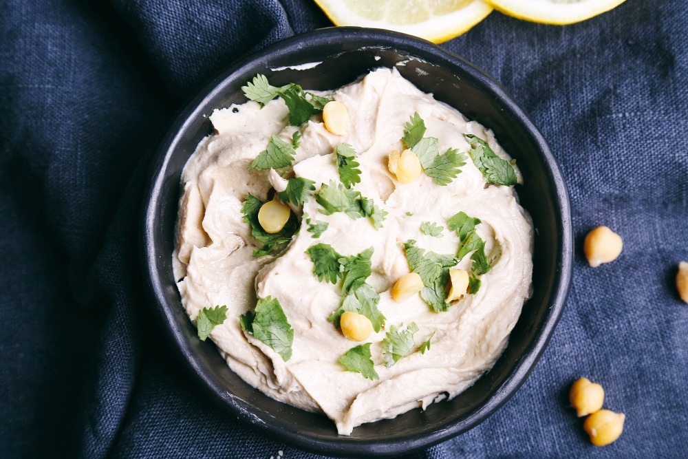 Hummus mit Koriander und Zitrone