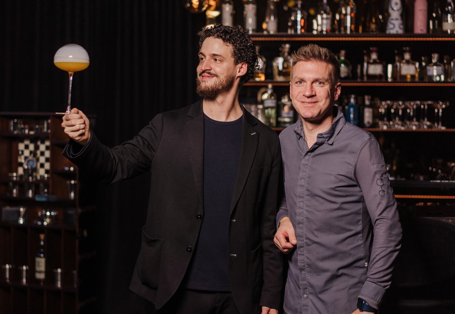 Bar-Chef und Sommelier Thomas Kracher mit Andreas Senn - Credit: Phil Lihotzky