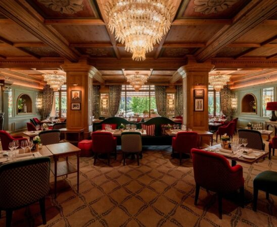 Das Grand Restaurant im Gstaad Palace glänzt stilvoll-elegant in neuem Kleid. © Gstaad Palace
