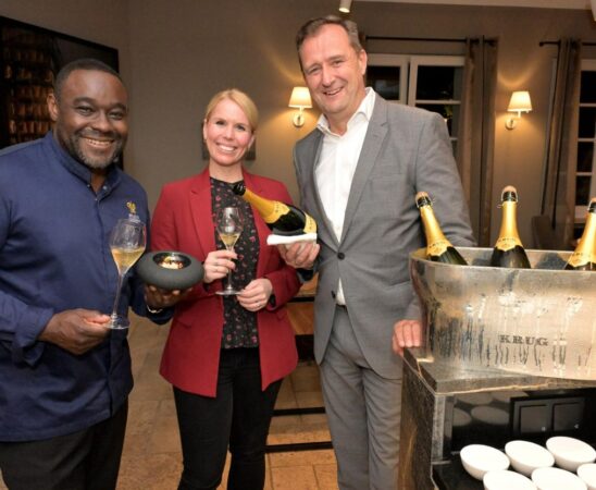 Nelson Müller und die beiden Repräsentanten von Moët Hennessy Deutschland