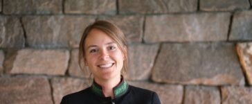 Nach 38 Jahren gibt es einen Wechsel an der Spitze des Fine-Dining Restaurants Silberdistel: Naomi Merz übernimmt die Leitung von Brian McLaren. © Sonnenalp Resort