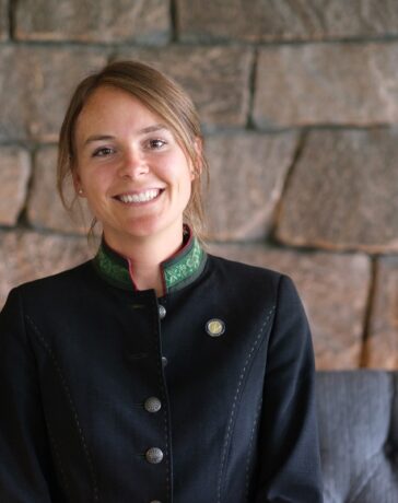 Nach 38 Jahren gibt es einen Wechsel an der Spitze des Fine-Dining Restaurants Silberdistel: Naomi Merz übernimmt die Leitung von Brian McLaren. © Sonnenalp Resort