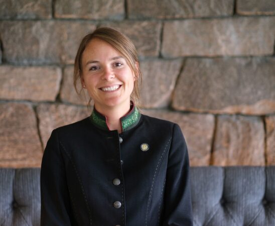 Nach 38 Jahren gibt es einen Wechsel an der Spitze des Fine-Dining Restaurants Silberdistel: Naomi Merz übernimmt die Leitung von Brian McLaren. © Sonnenalp Resort