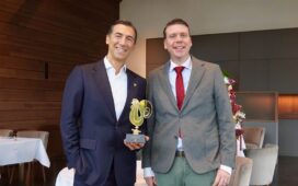 Hotelier Sebastian Finkbeiner überbrachte den "Sommelier des Jahres"-Award aus Athen an Stéphane Gass