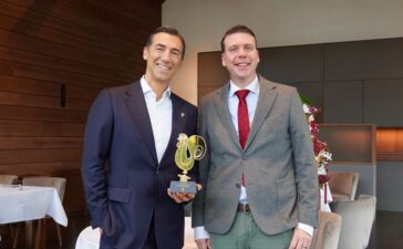 Hotelier Sebastian Finkbeiner überbrachte den "Sommelier des Jahres"-Award aus Athen an Stéphane Gass
