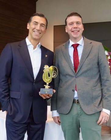 Hotelier Sebastian Finkbeiner überbrachte den "Sommelier des Jahres"-Award aus Athen an Stéphane Gass