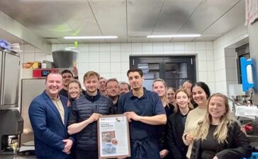 Gemeinsam zum Erfolg: Das Team von The Mansard Gstaad feiert die 13 Gault-Millau-Punkte mit Head Chef Tom Walter