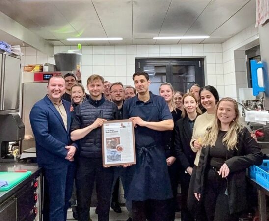 Gemeinsam zum Erfolg: Das Team von The Mansard Gstaad feiert die 13 Gault-Millau-Punkte mit Head Chef Tom Walter