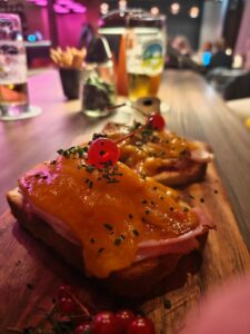 Toast Hawaii küsst kalte Ente