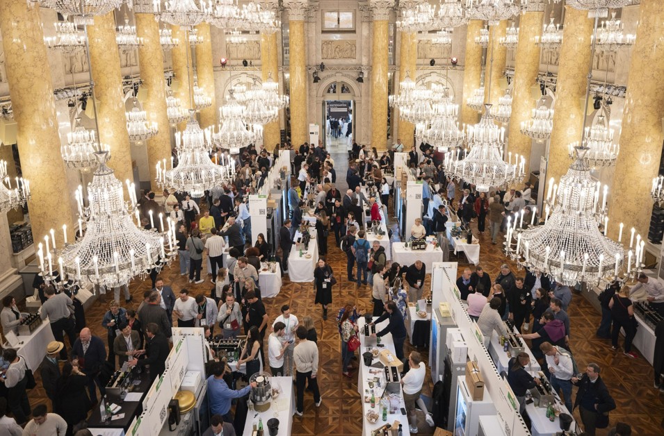 Die prachtvollen Räumlichkeiten der HOFBURG Vienna waren bereits am ersten Tag der VieVinum rasch mit Weinenthusiast:innen gefüllt.