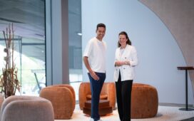 Michelin-Stern für THE CLOUD by Käfer in der BMW Welt. Sandra Wittemer, Leitung BMW Welt, und Jens Madsen, Küchenchef von THE CLOUD by Käfer