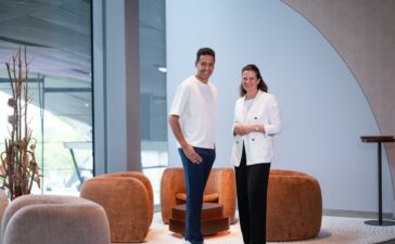 Michelin-Stern für THE CLOUD by Käfer in der BMW Welt. Sandra Wittemer, Leitung BMW Welt, und Jens Madsen, Küchenchef von THE CLOUD by Käfer