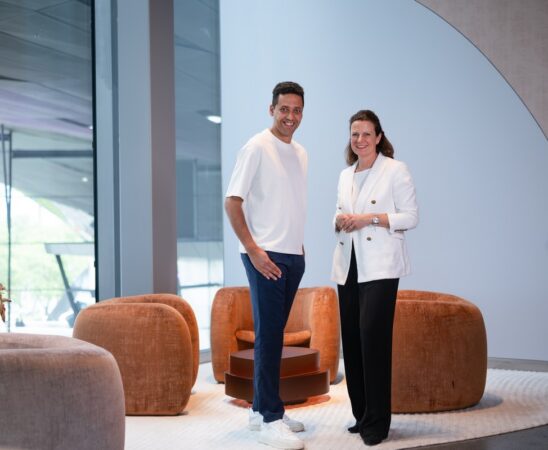 Michelin-Stern für THE CLOUD by Käfer in der BMW Welt. Sandra Wittemer, Leitung BMW Welt, und Jens Madsen, Küchenchef von THE CLOUD by Käfer