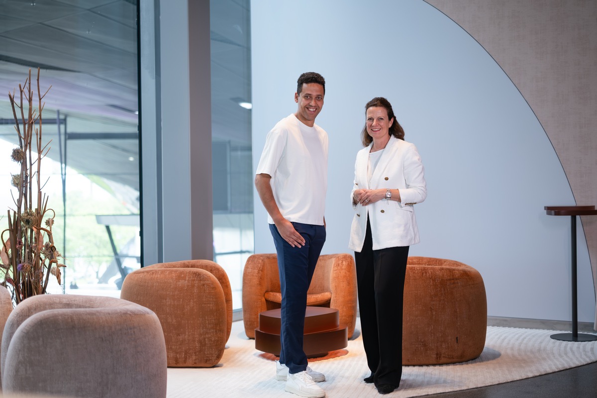 Michelin-Stern für THE CLOUD by Käfer in der BMW Welt. Sandra Wittemer, Leitung BMW Welt, und Jens Madsen, Küchenchef von THE CLOUD by Käfer