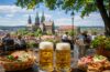 Beliebter Biergarten im Raum Bamberg mit fränkischen Bierspezialitäten und schattigen Kastanienbäumen.