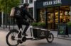 Elektro-Lieferfahrrad mit Riemenantrieb in der Systemgastronomie
