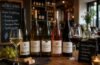 Auswahl hochwertiger trockener Weiß- und Rotweine auf einem gedeckten Restauranttisch.